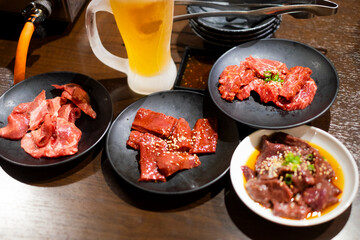 焼肉の肉と生ビール