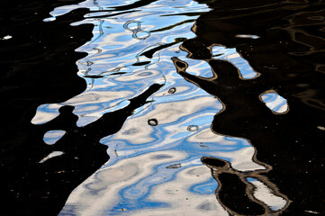Bizarre Wasserspiegelung