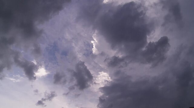 Skies in Motion &ndash; Thunderheads Rolling In