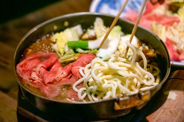 すき焼きを煮る_うどんを入れる