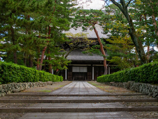 京都の観光客が少ない落ち着いた寺院の相国寺の参道と本堂