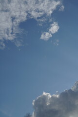 Sonnig erleuchteter Himmel mit Wolken und blauem Himmel mit Einrahmung