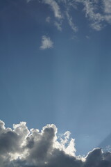 Sonnig erleuchteter Himmel mit Wolken und blauem Himmel