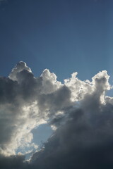 Sonnig erleuchteter Himmel mit Wolken und blauem Himmel mit Einrahmung