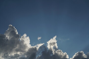 Sonnig erleuchteter Himmel mit Wolken und blauem Himmel