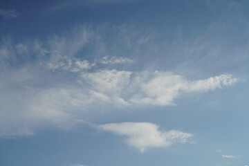 Sonnig erleuchteter Himmel mit Wolken und blauem Himmel, Zirren hoch oben