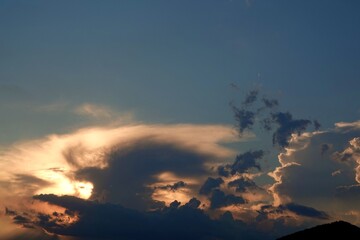 雲が背後から太陽に照らされて光っていた