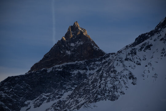 Montagne pyramidale dans les Alpes