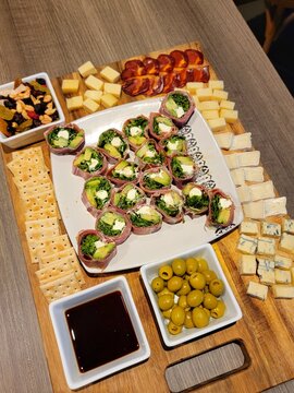 tabla de picoteo rolls de queso crema palta berros r&uacute;cula envuelto en jam&oacute;n serrano