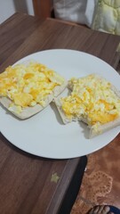 pan con huevo revuelto