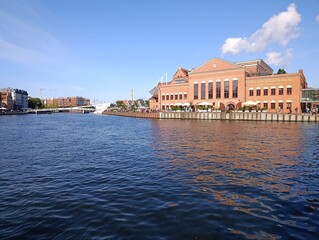 Obraz premium Tenger és tengerpart. Parti növényzet, parti épületek