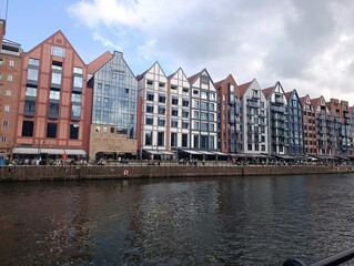 Naklejka premium Tenger és tengerpart. Parti növényzet, parti épületek