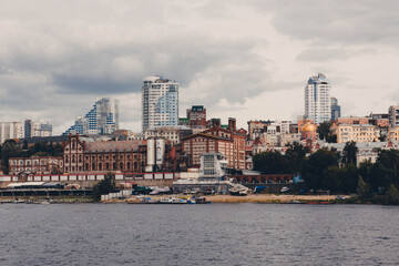 Obraz premium Volga river embankment in Samara, Russia. Panoramic view of the city with skyscrapers and modern buildings 