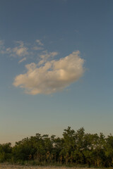 Obraz premium A blue sky with white clouds