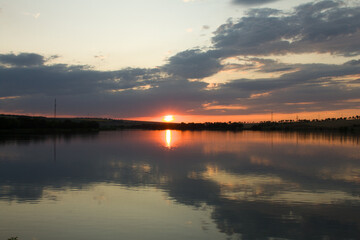 Fototapeta premium A body of water with a sunset