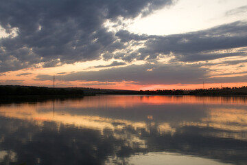 Obraz premium A body of water with a bridge in the background