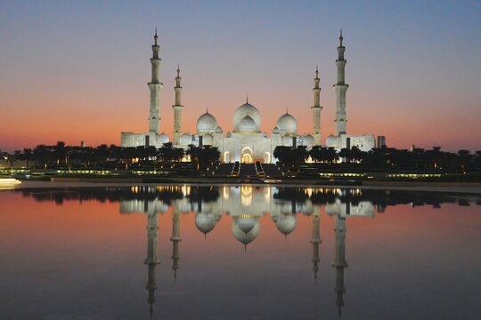 Sunset at Sheikh Zayed Grand Mosque in Abu Dhabi, UAE