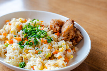 Fried Rice with Fried Chicken on White Plate / 白い皿に盛り付けたチャーハンと唐揚げの昼食
