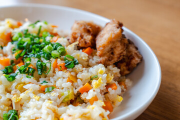 Fried Rice with Fried Chicken on White Plate / 白い皿に盛り付けたチャーハンと唐揚げの昼食
