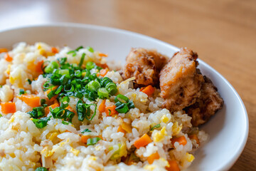 Fried Rice with Fried Chicken on White Plate / 白い皿に盛り付けたチャーハンと唐揚げの昼食
