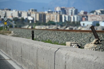 nasyp kolejowy kamienie tory kolejowe miasto w tle © Miroslaw