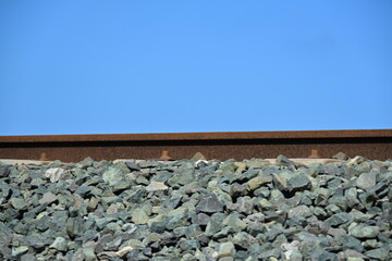 nasyp kolejowy kamienie tory kolejowe miasto w tle © Miroslaw