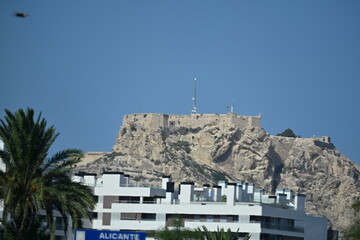 zamek swietej barbary ponad nowoczesnymi zabudowaniami