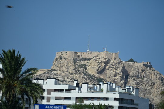 zamek swietej barbary ponad nowoczesnymi zabudowaniami