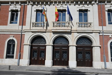 flagi unii europejskiej hiszpanii i walencji na fasadzie zdobionego budynku