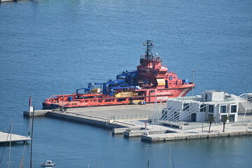 statek ratunkowy czerwony w porcie © Miroslaw
