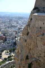 panorama miasta Alicante niebieskie niebo sloneczny dzien z gorujacego nad nim zamku © Miroslaw