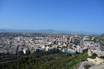 panorama miasta Alicante niebieskie niebo sloneczny dzien z gorujacego nad nim zamku