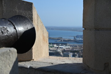 Obraz premium antyczna żeliwna armata patrzy na miasto z zamku sw barbary w Alicante