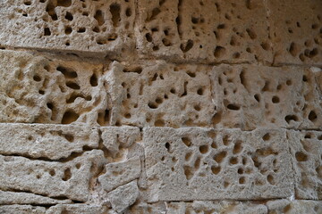 mur zamkowy z piaskowca z dziurami