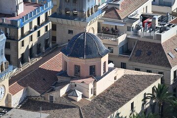 kopuły kościoła i panorama Alicante widziane z góry © Miroslaw