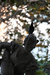 fontanna woda ludzkie postacie kobieta mężczyzna dziecko gołąb na głowie © Miroslaw