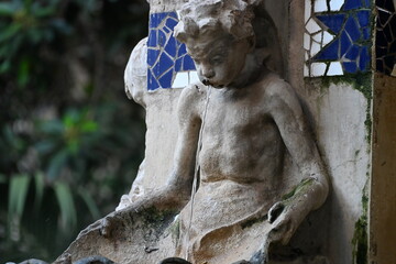 fontanna woda ludzkie postacie kobieta mężczyzna dziecko gołąb na głowie © Miroslaw