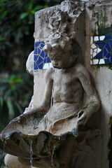 fontanna woda ludzkie postacie kobieta mężczyzna dziecko gołąb na głowie © Miroslaw