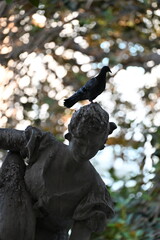 fontanna woda ludzkie postacie kobieta mężczyzna dziecko gołąb na głowie © Miroslaw