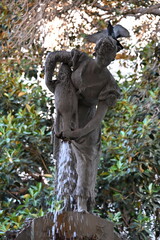 fontanna woda ludzkie postacie kobieta mężczyzna dziecko gołąb na głowie