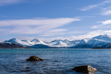 Bergpanorama auf der Insel Sommaroy, Nordnorwegen