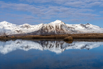 Berglandschaft mit Spiegelung im See auf den Vesteralen, Norwegen