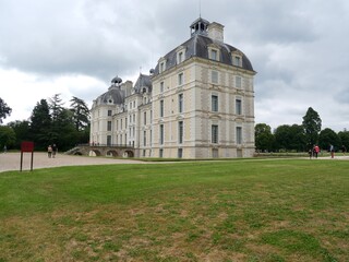 Façade du Château de Cheverny, monument historique du Val de Loire, France.