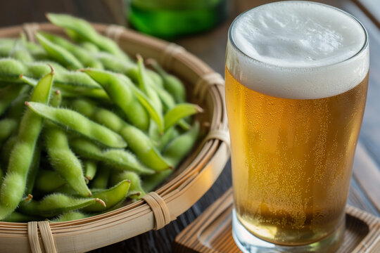 枝豆と冷えたビールの夏の定番おつまみセット｜竹ざるに盛られた枝豆と泡立つ生ビールの和風イメージ