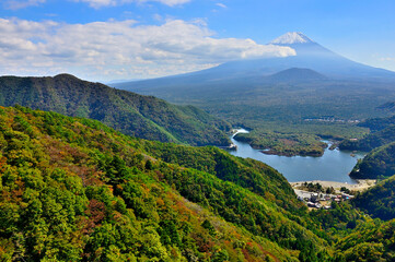御坂山地の紅葉の精進山より　富士山と精進湖を望む
