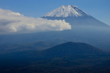Fototapeta premium 御坂山地の精進山より初冠雪の頃の富士山を望む 