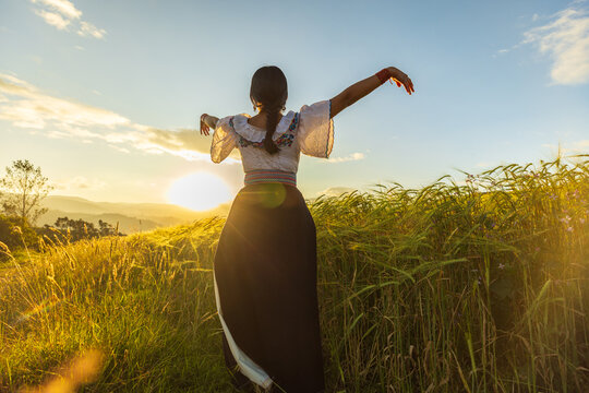 Danza tradicional andina bajo el atardecer en un valle de trigo en Otavalo, Ecuador