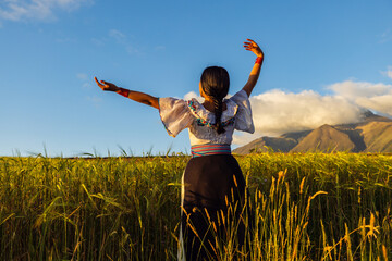 Danza tradicional andina bajo el atardecer en un valle de trigo en Otavalo, Ecuador