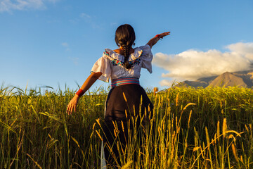 Danza tradicional andina bajo el atardecer en un valle de trigo en Otavalo, Ecuador