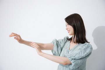 春夏の日焼け防止で日焼け止めを塗るイメージ　紫外線やシミ対策などに	